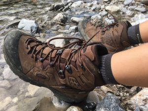 Pause an der Ostrach mit dem Karraig Waterproof Mid Wanderstiefel von Keen.